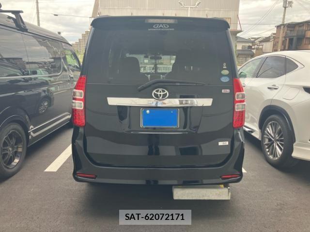 Toyota NOAH 2010-11 7618761-3
