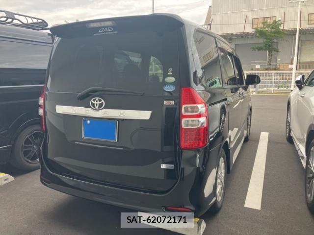 Toyota NOAH 2010-11 7618761-5