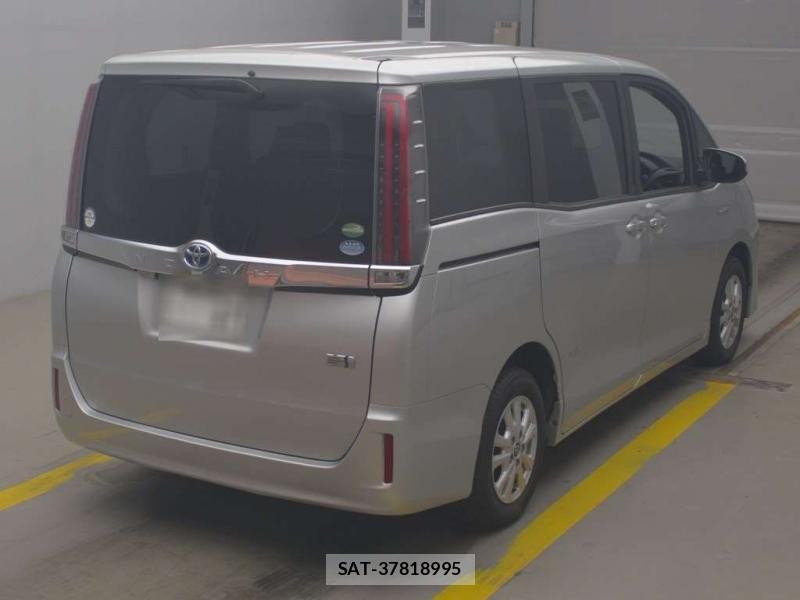 Toyota NOAH 2018-01 7610991-1