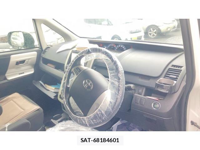 Toyota NOAH 2013-11 7618752-11