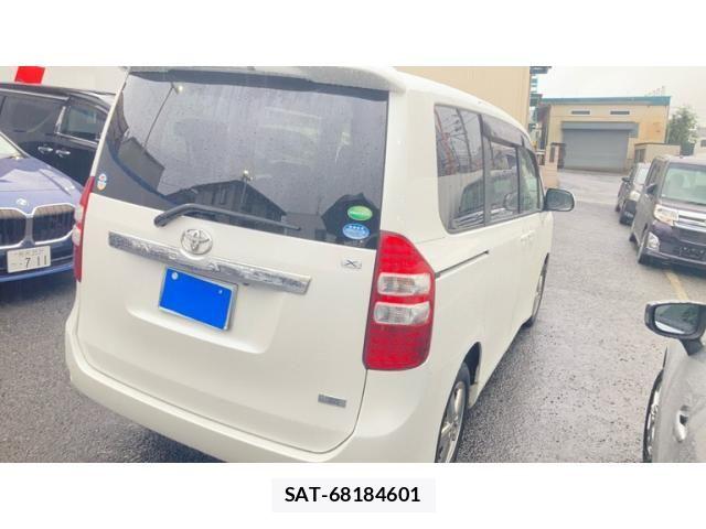 Toyota NOAH 2013-11 7618752-3