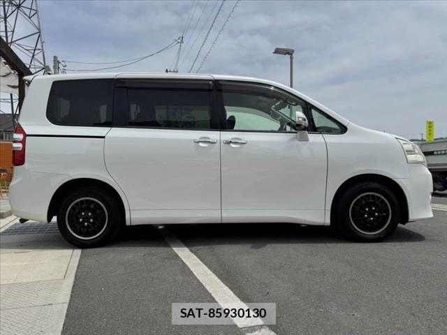 Toyota NOAH 2011-12 7618751-11