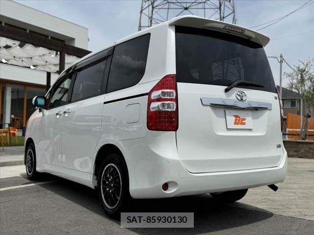 Toyota NOAH 2011-12 7618751-12