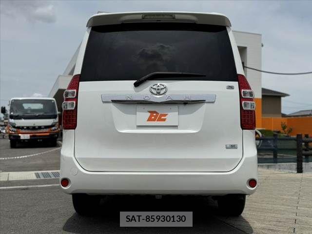 Toyota NOAH 2011-12 7618751-13