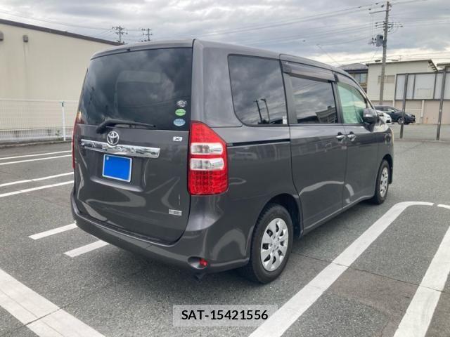 Toyota NOAH 2011-04 7618760-6