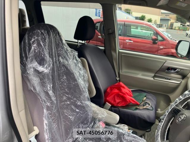 Toyota NOAH 2011-12 7618749-11