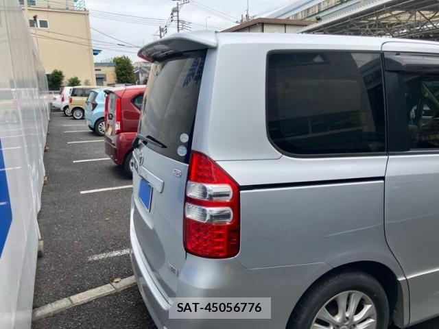 Toyota NOAH 2011-12 7618749-1