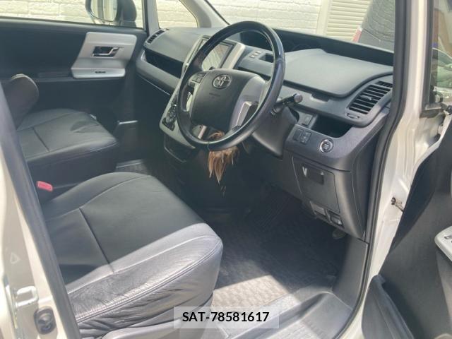 Toyota NOAH 2013-07 7618759-10