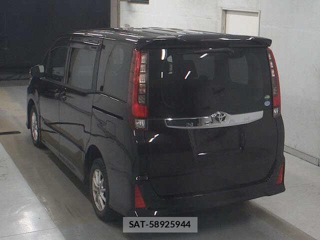 Toyota NOAH 2016-07 7686700-1
