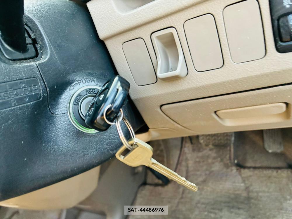 Toyota NOAH 2005-04 7456370-12