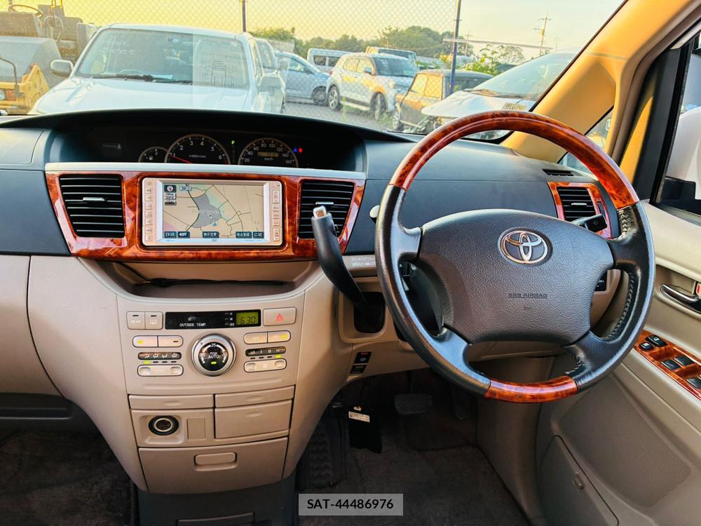 Toyota NOAH 2005-04 7456370-13