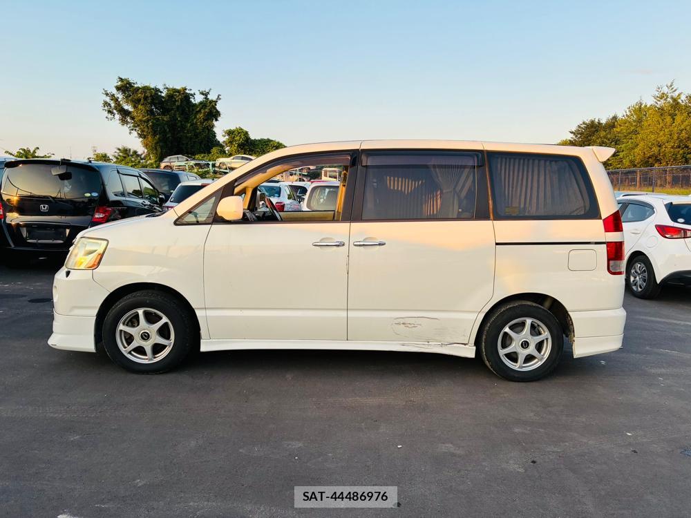 Toyota NOAH 2005-04 7456370-1