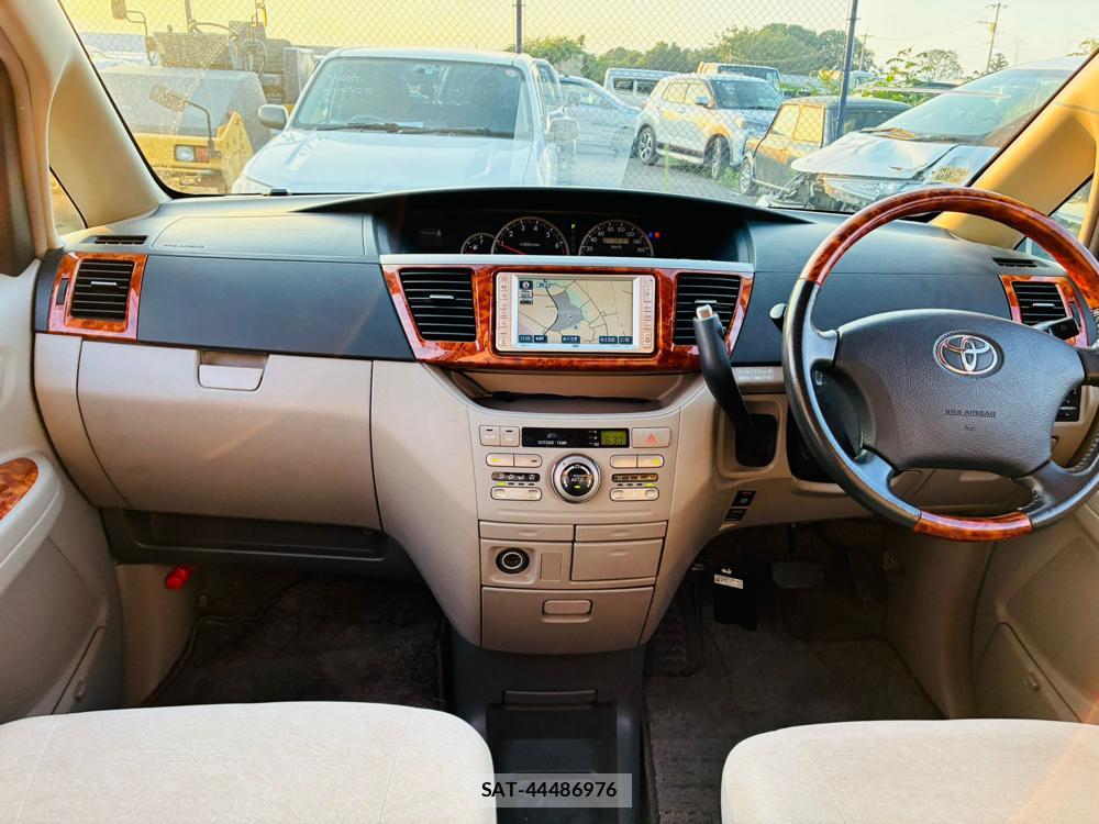 Toyota NOAH 2005-04 7456370-23