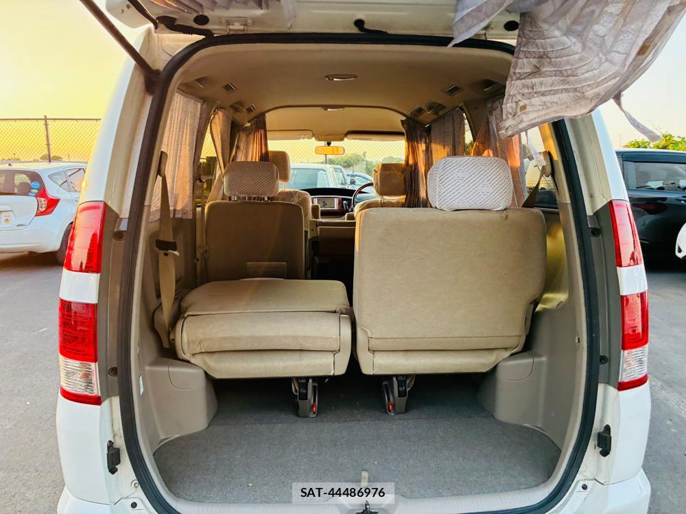 Toyota NOAH 2005-04 7456370-25