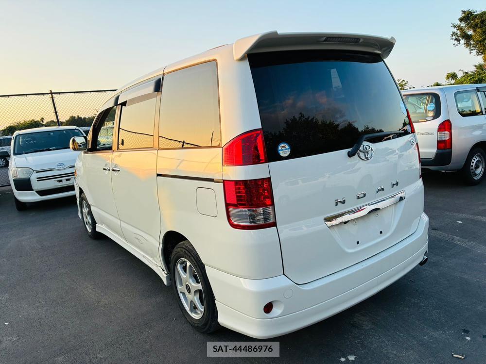 Toyota NOAH 2005-04 7456370-2