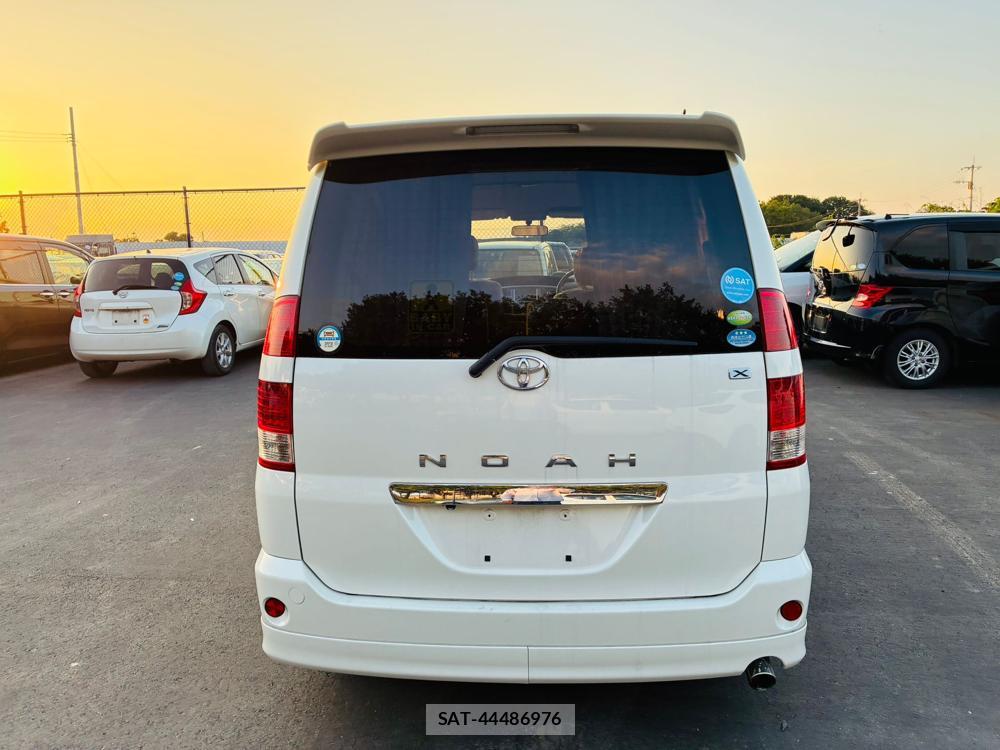 Toyota NOAH 2005-04 7456370-3