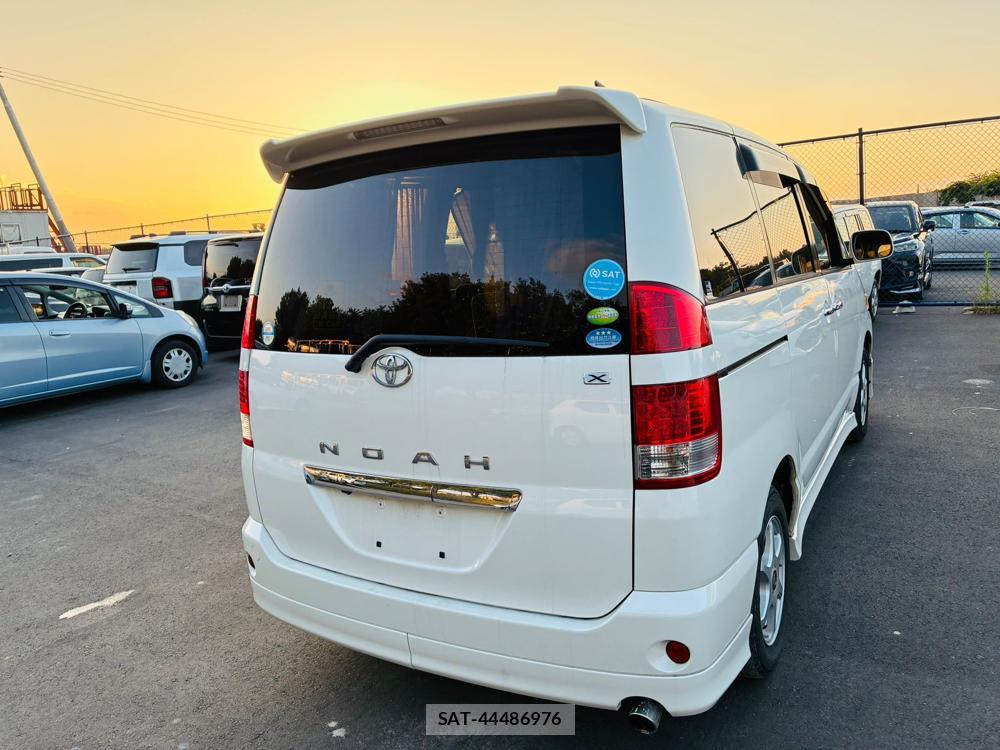 Toyota NOAH 2005-04 7456370-4