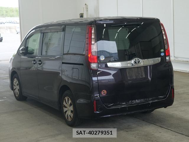 Toyota NOAH 2015-10 7703076-1