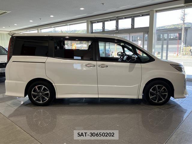 Toyota NOAH 2022-01 7726538-14