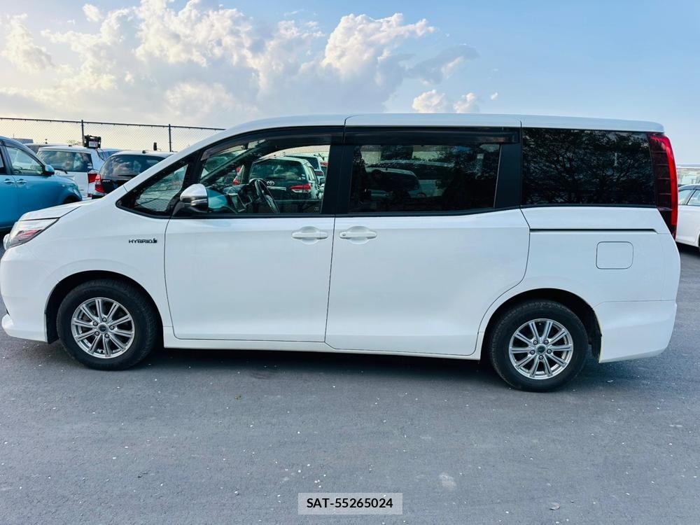 Toyota NOAH 2015 7718473-1