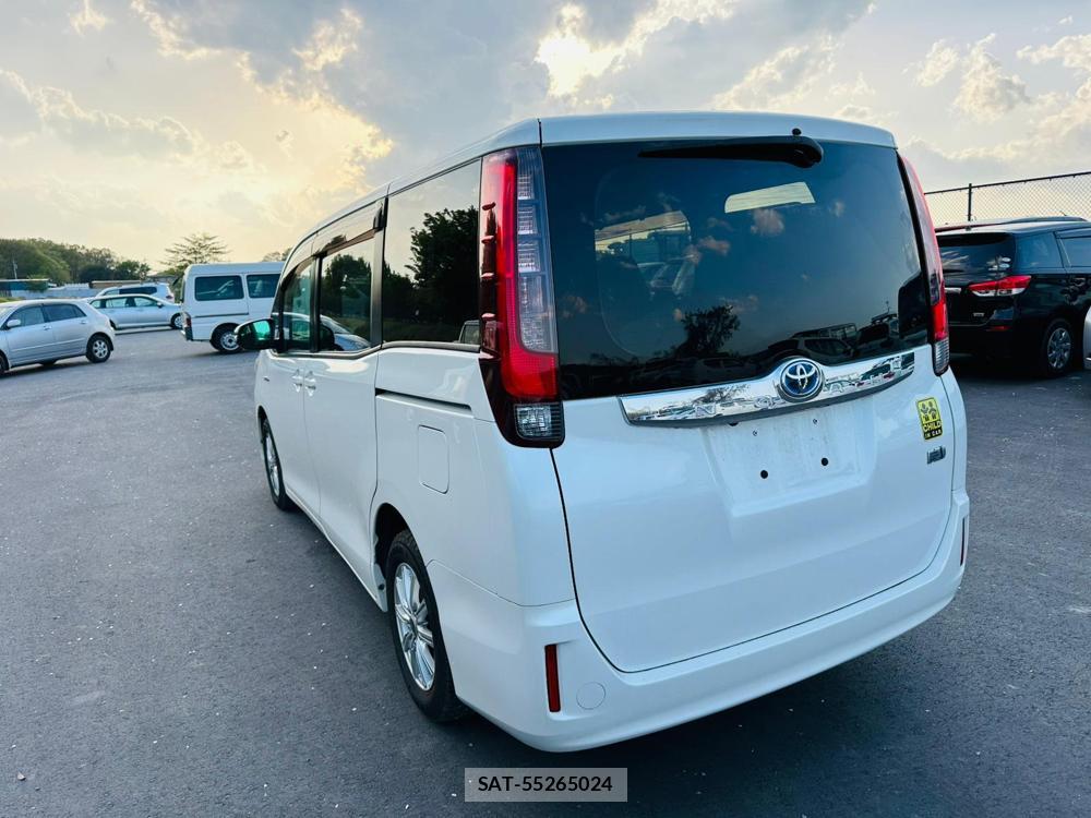 Toyota NOAH 2015 7718473-2
