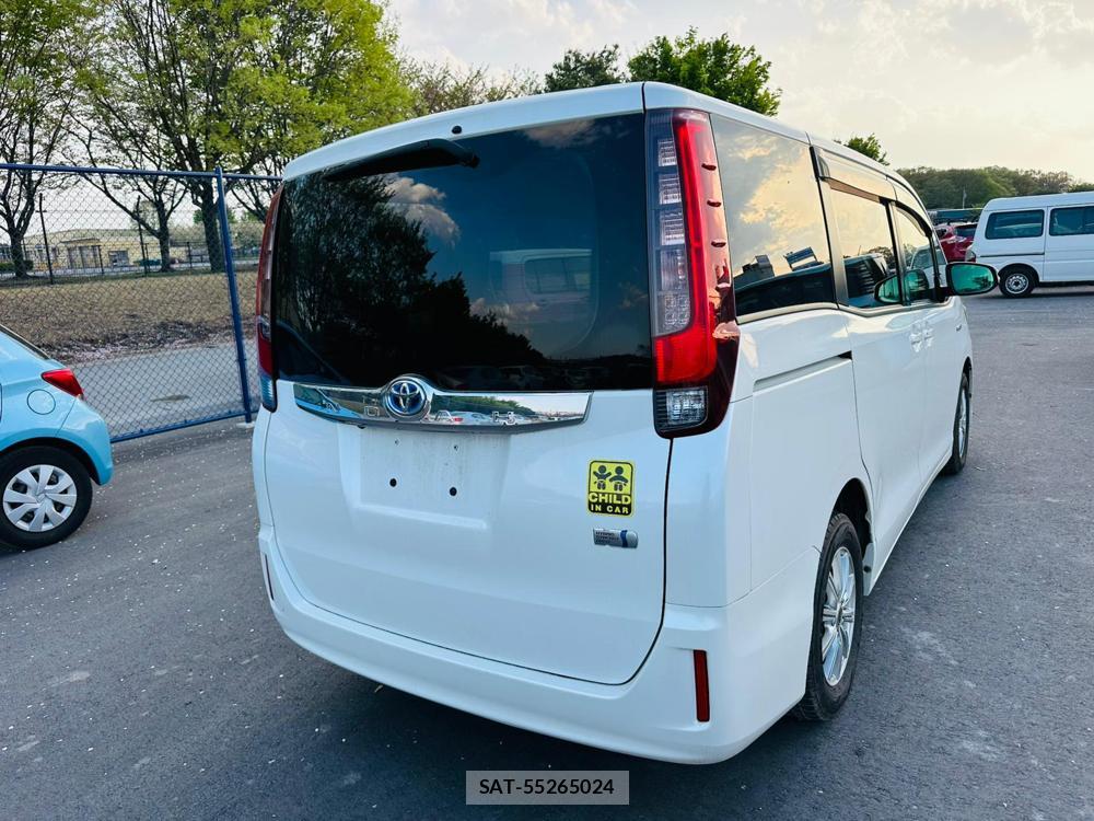 Toyota NOAH 2015 7718473-4