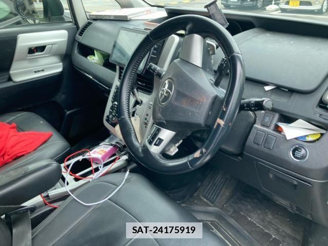Toyota NOAH 2010-08 7726567-12