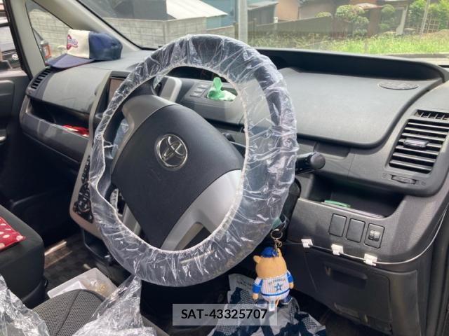 Toyota NOAH 2011-07 7726575-11