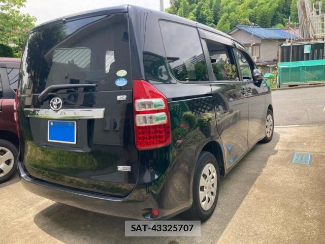 Toyota NOAH 2011-07 7726575-5