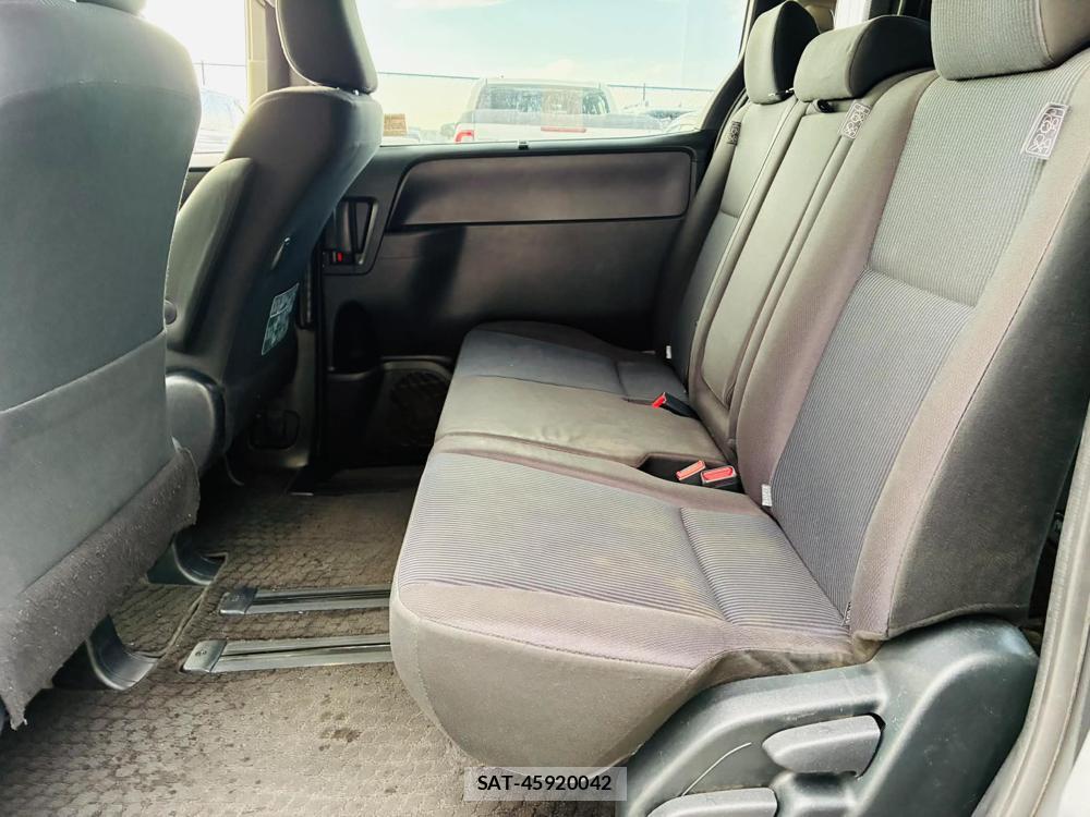 Toyota NOAH 2017-05 7686696-9