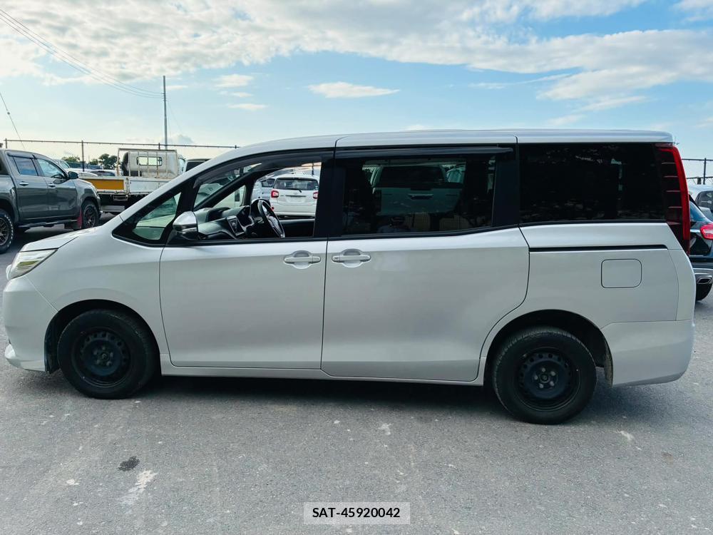 Toyota NOAH 2017-05 7686696-1