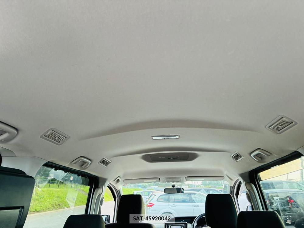 Toyota NOAH 2017-05 7686696-24
