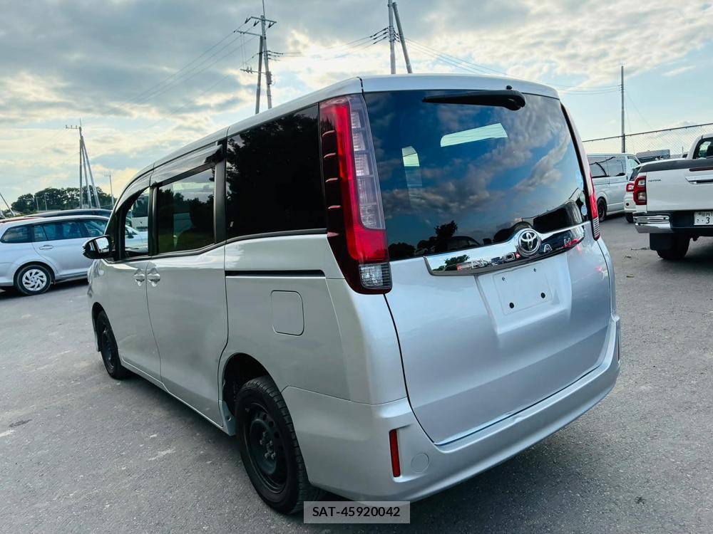 Toyota NOAH 2017-05 7686696-2