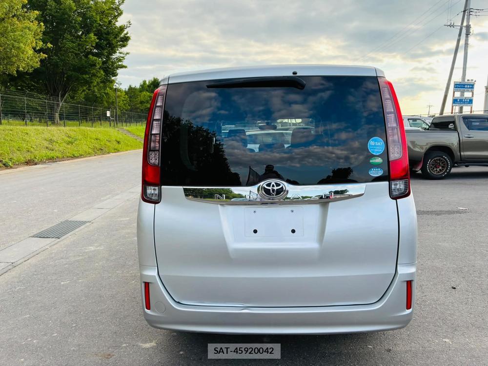 Toyota NOAH 2017-05 7686696-3