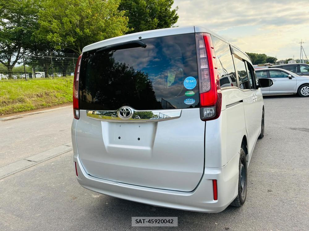 Toyota NOAH 2017-05 7686696-4