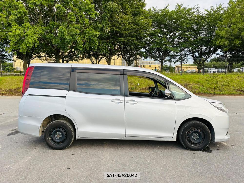 Toyota NOAH 2017-05 7686696-5