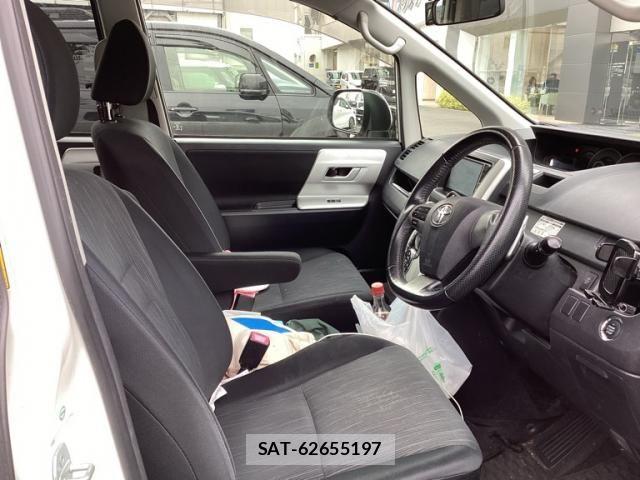 Toyota NOAH 2013-06 7726565-12