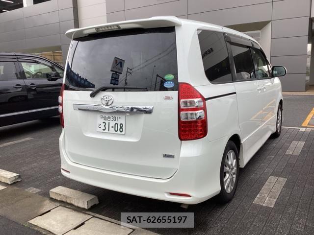 Toyota NOAH 2013-06 7726565-1