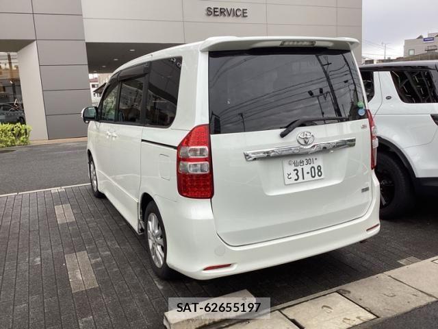 Toyota NOAH 2013-06 7726565-2