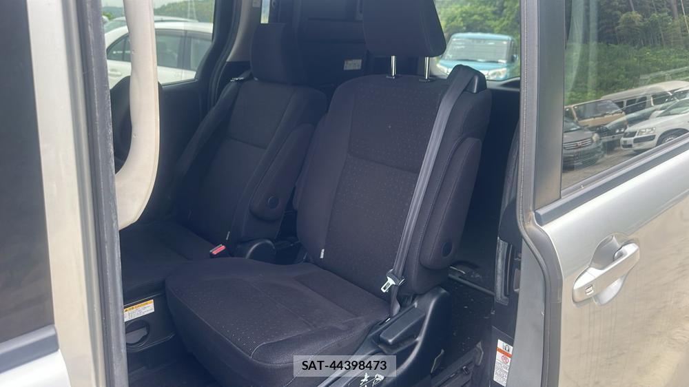 Toyota NOAH 2015-03 7353012-9