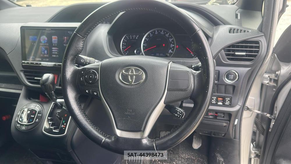 Toyota NOAH 2015-03 7353012-13