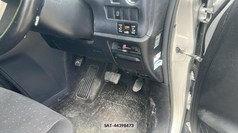 Toyota NOAH 2015-03 7353012-16