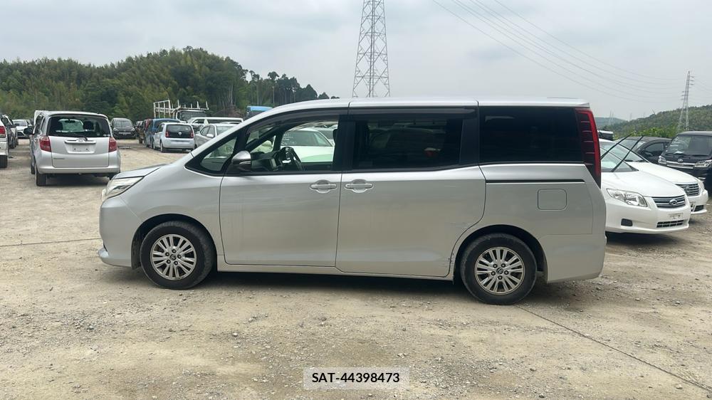 Toyota NOAH 2015-03 7353012-1