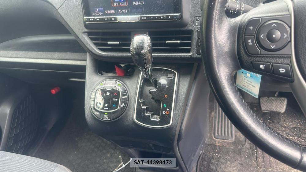 Toyota NOAH 2015-03 7353012-19