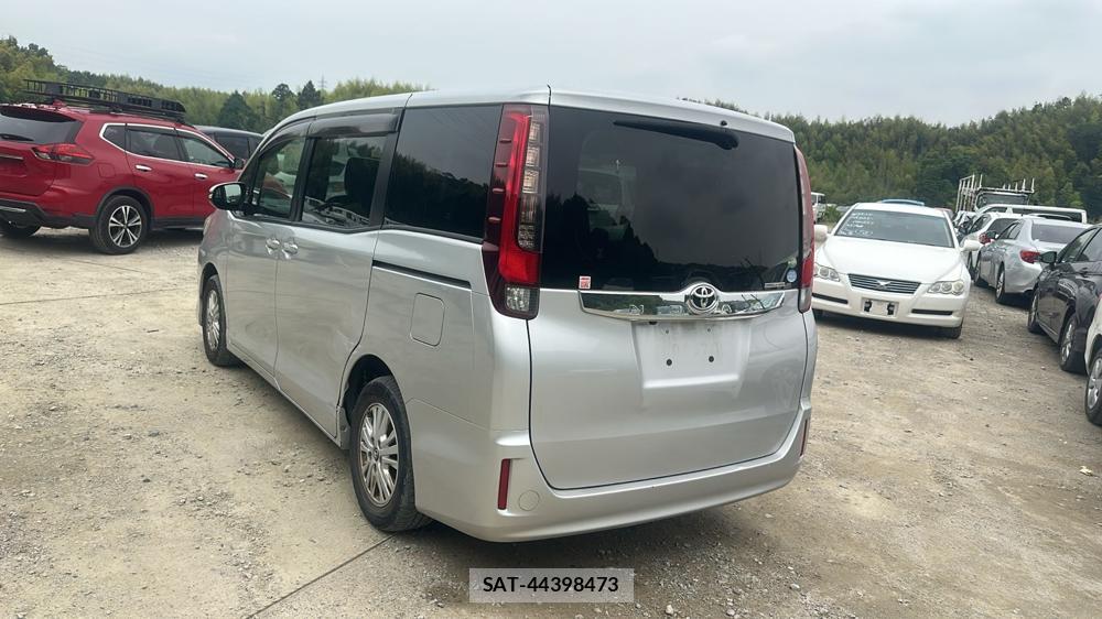Toyota NOAH 2015-03 7353012-2