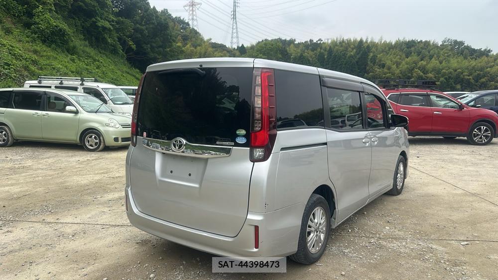 Toyota NOAH 2015-03 7353012-4