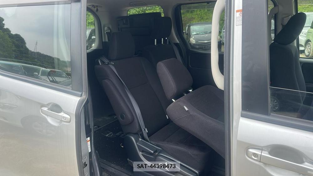 Toyota NOAH 2015-03 7353012-8