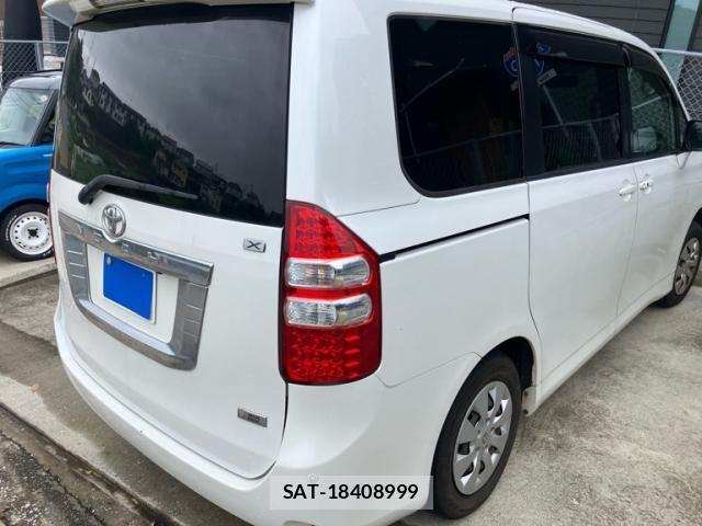 Toyota NOAH 2010-07 7787671-4