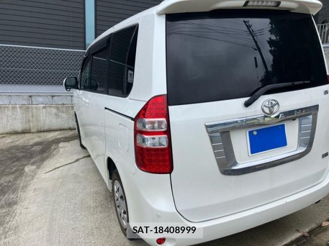 Toyota NOAH 2010-07 7787671-5