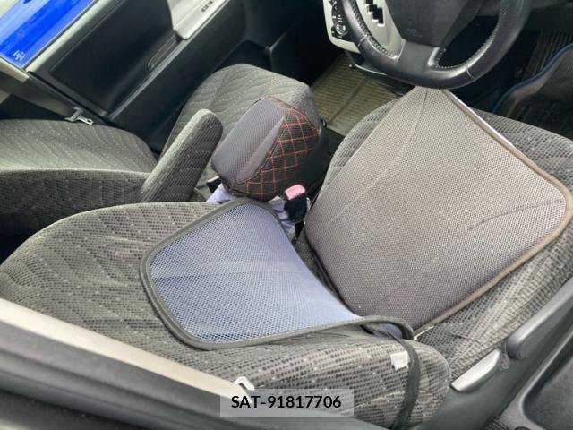 Toyota NOAH 2010-08 7787670-12